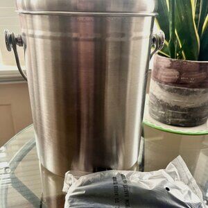 Compost Bucket, Stainless Steel – NEW – 2 charcoal filters, 1 gallon